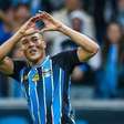 Carlos Vinícius marca duas vezes, Grêmio atropela o Internacional e vai à semifinal da Copa do Brasil