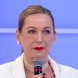 'Enterrados juntos. Um não ver a morte do outro não foi um presente para eles?': tia famosa de Letícia Colin, Adriana Colin sofreu com mortes do pai e da mãe no mesmo dia, após 7 décadas de casamento. Conheça o drama na vida pessoal da parceira de Eliana no Banana Split e ex-'Fantasia'
