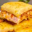 Lanche de forno bem recheado e prático com muito queijo derretido, que é impossível comer apenas um pedaço