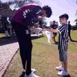 Menino hostilizado por ganhar camisa de Neymar visita o Corinthians