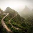 Com 99 curvas fechadas em apenas 11 km, a estrada mais extrema da China contorna penhascos verticais e desafia motoristas: conhecida como a "espinha do dragão" a via serpenteia a montanha Tianmen a 1.300 metros de altitude