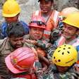 'Milagre' de resgate de sobreviventes após nove dias em túnel leva esperança a famílias no Nepal