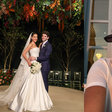 Vestido bordado à mão, show da Ivete e uma lista de convidados que ninguém viu: os detalhes do casamento da filha da dona da Cimed