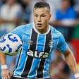 Arthur Melo, Carlos Vinícius, Amuzu, Leonel Pérez, José Enamorado, Tetê, Erick Noriega, Marlon, Juan Nardoni e Gabriel Mec: os jogadores do Grêmio com mais faltas sofridas no Brasileirão