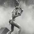 Johnnie Walker transforma o 'primeiro passo' de Ney Matogrosso no Rock in Rio de 1985 em campanha inédita