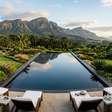 Luxo e efeito espelhado: piscina Black Pool vira destaque em projetos modernos