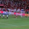 Que aflição! Atacante do Náutico perde gol incrível na pequena área