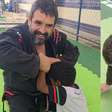 Professor de jiu-jítsu adapta treino para aluno cadeirante e com deficiência visual