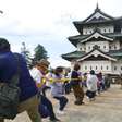 O Japão precisava mover um castelo de 360 toneladas e decidiu não desmontá-lo; 1.800 pessoas o puxaram usando cordas e roletes