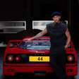 Lewis Hamilton faz entrada triunfal em Monza com Ferrari F40