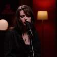 Violet Grohl encanta em versão acústica e intimista para clássico do The Cure