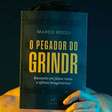 Banheiro de avião, "iFood amarelo" e ghosting: Marco Rocci transforma histórias do Grindr em livro
