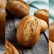 Não jogue o pão dormido fora: ele pode virar um almoço cremoso e gratinado em poucos minutos