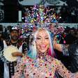 Grávida, Sabrina Sato aposta na trend de pedrinhas coloridas com look ousado na Gaviões e confirma presença no Carnaval 2027