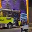 Ônibus sai da pista, invade motel e deixa duas pessoas feridas em MG