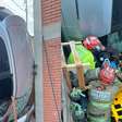 Carro bate contra muro de escola e fica suspenso em desnível em MG