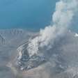 Vulcão 'filhote do Krakatoa' entra em erupção na Indonésia, afeta voos na Ásia e deixa 150 mil passageiros retidos