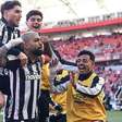 Gabigol faz dois, e Santos bate o Internacional no Beira-Rio