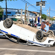 Carro capota na Avenida Norte, no Recife, e mobiliza equipes de trânsito; uma pessoa ficou ferida