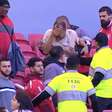 Vídeo: homem com a camisa do Santos entra na torcida do Inter e causa confusão