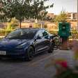 Donos de carros elétricos pagarão por quilômetro rodado a partir de 2028 em nova cobrança criada no Reino Unido
