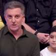 Luciano Huck surpreende no 'Domingão' menino que foi hostilizado em jogo: 'Que você siga'