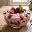 Sobremesa de frutas com gelatina cremosa, refrescante e sem adição de açúcar
