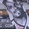 Torcida do Botafogo vaia Marlon Freitas e rasga imagem de bandeirão