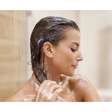 O cabelo cai durante o banho, mas o shampoo não é o culpado; especialista explica o que realmente acontece com os fios