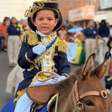 Menino de 5 anos viraliza ao recriar Grito da Independência em burrinho no Maranhão