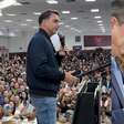 Flávio Bolsonaro ora pelo pai e Tarcísio prega em culto em São Paulo