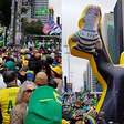 Boneco de Trump segurando Lula com roupa de presidiário e gritos de 'Fora, Moraes': bastidores do ato de Flávio Bolsonaro