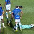 Weverton dá susto e cai no gramado antes de Vitória x Grêmio