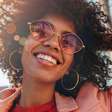 Óculos coloridos: tendências e cuidados para arrasar nos festivais