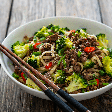 Esse macarrão com carne moída e brócolis é uma opção completa para um jantar nutritivo