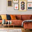 Sofá de veludo transforma a sala: 5 dicas para combinar sem errar