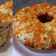 Bolo salgado simples, fácil e prático, com massa fofa e recheio caprichado, para um lanche incrível