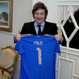 Chanceler italiano presenteia Milei com camisa da Azzurra