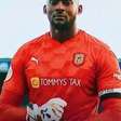 Do campo ao trono: goleiro da 9ª divisão inglesa se torna rei em Uganda