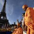 Torre Eiffel reabre após greve contra exclusão de funcionárias durante visita de grupo hindu