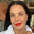 Carolina Ferraz surge agarradinha com homem misterioso na Itália e levanta suspeitas de novo romance