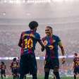 Com gols de Raphinha e Gabriel Jesus, Barcelona goleia Feyenoord na Champions