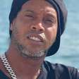 Crise no relacionamento? Ronaldinho Gaúcho é flagrado com fã em Dubai e causa polêmica: 'Comentários desrespeitosos'