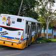 Ônibus invade calçada e bate em muro na Zona Sul de Porto Alegre