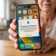 Aviso de líquido detectado no iPhone? Saiba como secar o celular do jeito certo para evitar danos permanentes, descubra o risco de usar arroz ou papel toalha e veja como carregar o aparelho com segurança na emergência