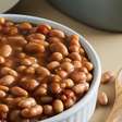 Os melhores legumes para cozinhar junto com o feijão e preservar seus nutrientes durante o preparo