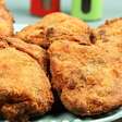 Frango à milanesa crocante por fora e bem molhadinho por dentro, que vai lhe render muitos elogios