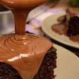Bolo de chocolate molhadinho com cobertura cremosa e massa fofa, feito de um jeito simples
