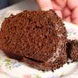 Bolo brigadeiro muito fofinho, úmido e cheio de cobertura de chocolate, para alegrar a família