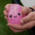 Squishy virou febre na internet: entenda por que apertar esse brinquedo pode ser tão relaxante